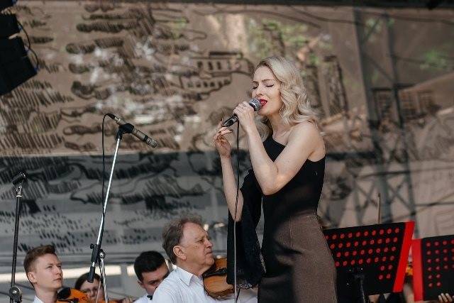 Дни джаза завершились выступлением симфонического оркестра и московской певицы Ангелины Сергеевой