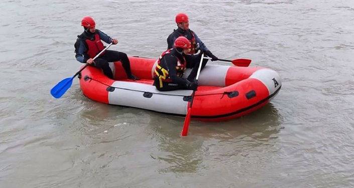 Спасатели помогли застрявшему на берегу реки мужчине