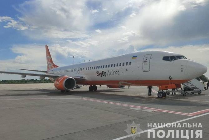 В аэропорту "Борисполь" силовики обыскивали самолет из-за сообщения о минировании