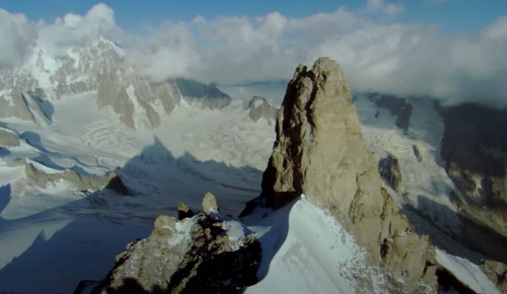 Учёные объяснили появление «кровавых пятен» на пиках французских Альп