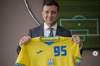 Зеленский получил именную форму сборной Украины с Крымом