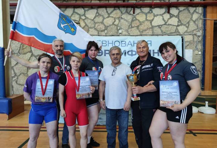 Ленинградские спортсменки завоевали медали на соревнованиях по пауэрлифтингу