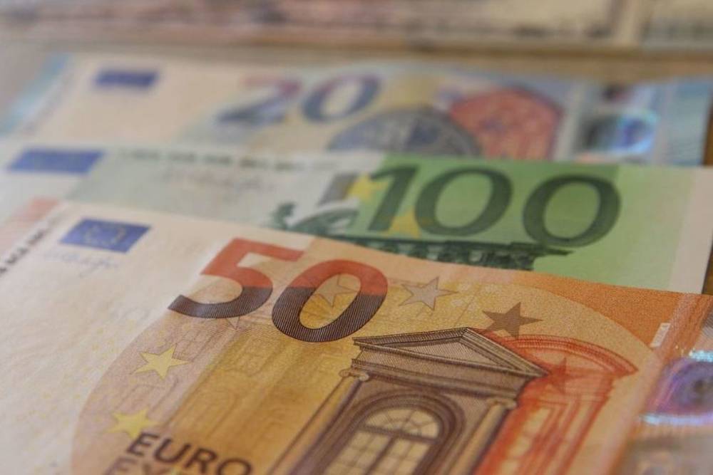 Курс евро упал до 88 рублей впервые с 19 марта