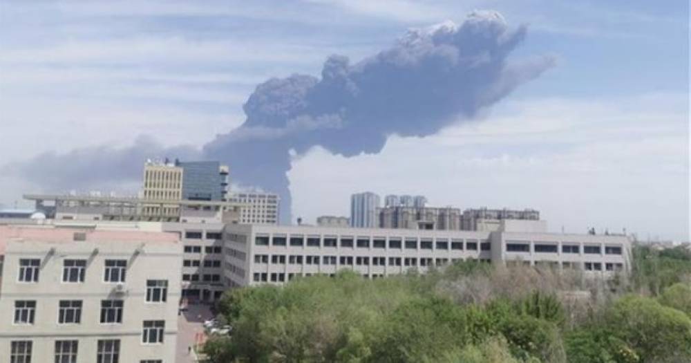 В Китае после мощного взрыва на химическом заводе произошел пожар (ФОТО)