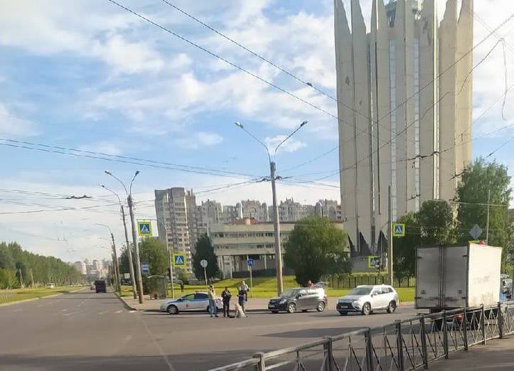 На Светлановском проспекте в Петербурге автомобиль сбил женщину