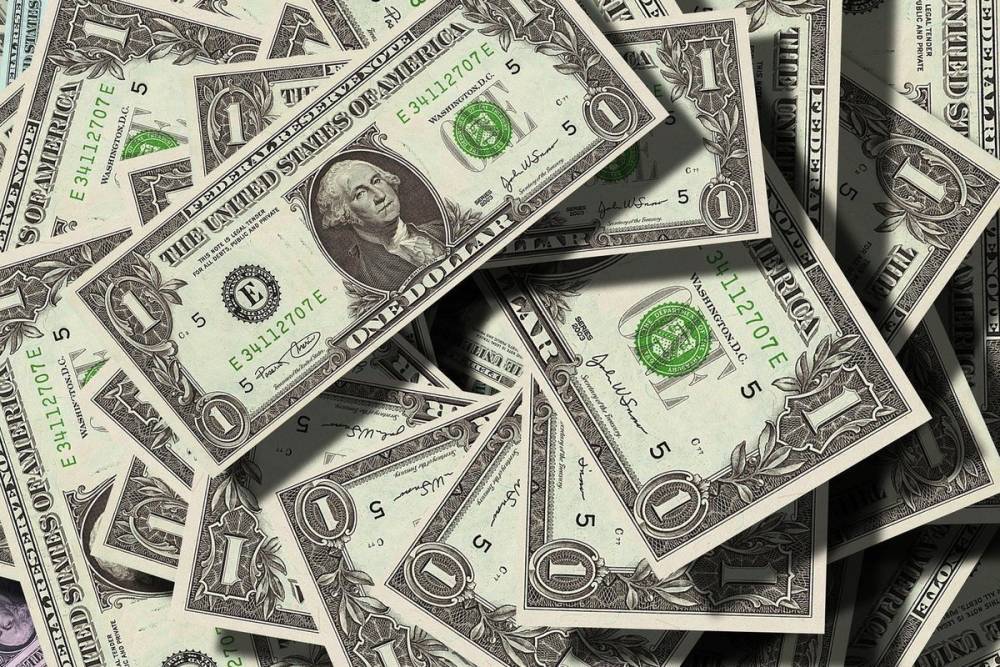 Доллар впервые с лета 2020 года упал ниже 72 рублей
