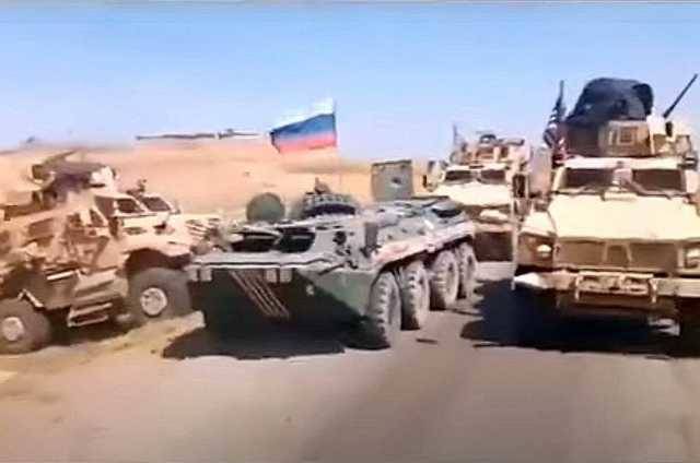 Российские военные заблокировали и вытеснили на обочину американский патруль в Сирии