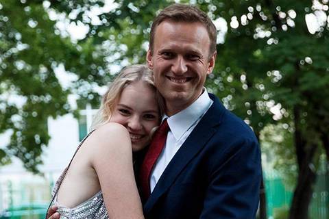 Дочь Алексея Навального Даша получила за него премию мужества в Женеве
