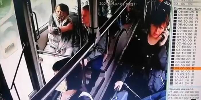 Камера в салоне автобуса запечатлела момент падения коляски с ребенком