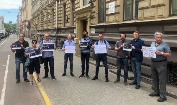 "Свободу узнику совести!": в Латвии поддержали задержанного в Эстонии правозащитника