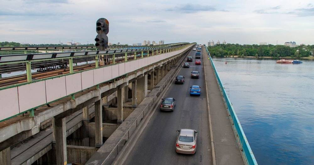 В Киеве перекрыли движение на мосту Метро из-за минирования, правый берег сковали пробки (фото)