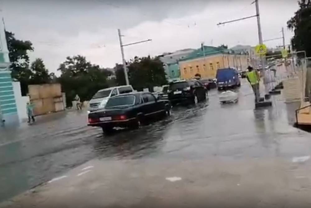 Из-за дождя в Рязани затопило новый мост на улице Ленина