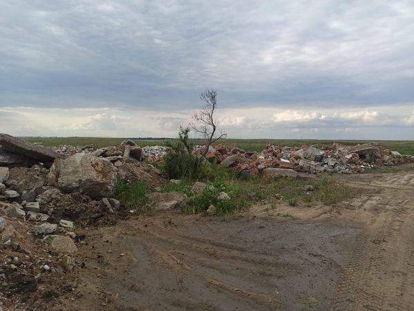 Одно из чудес украинской природы засыпали кучей камней и мусором (ФОТО)