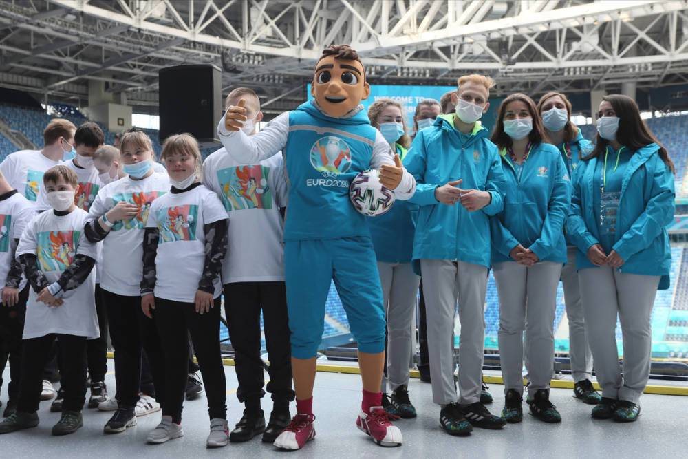 Около 300 петербургских волонтеров провакцинировали перед Евро-2020