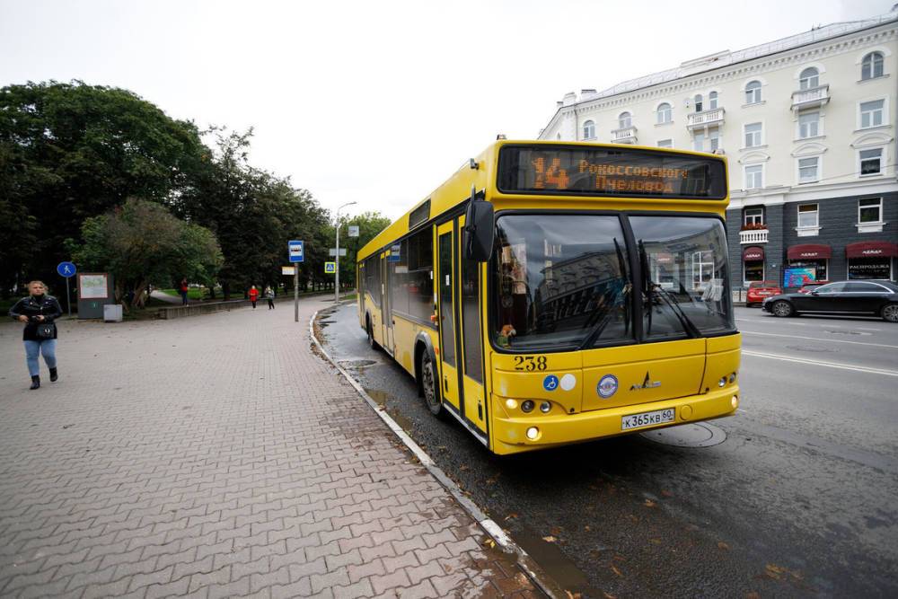 Псковские городские и пригородные автобусы изменят расписание в предстоящие выходные