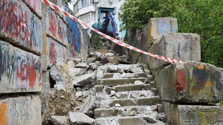 В двух микрорайонах Симферополя отремонтируют 15 городских лестниц
