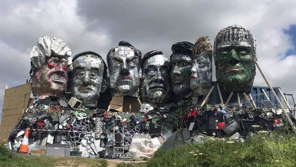 Художник построил монумент с лицами лидеров стран G7 из мусора