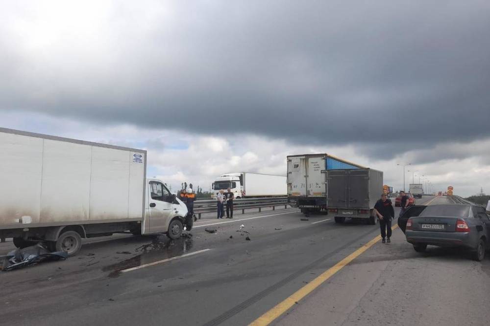 В Ростовской области два человека пострадали в ДТП с двумя грузовиками