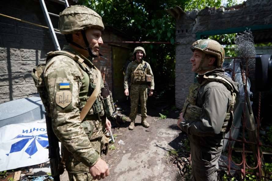 Зеленский заявил, что на Донбассе меньше стреляют, а украинские бойцы гибнут от провокаций