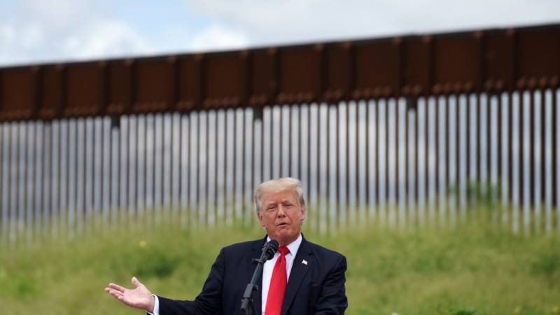 Трамп атаковал иммиграционную политику Байдена во время визита на южную границу