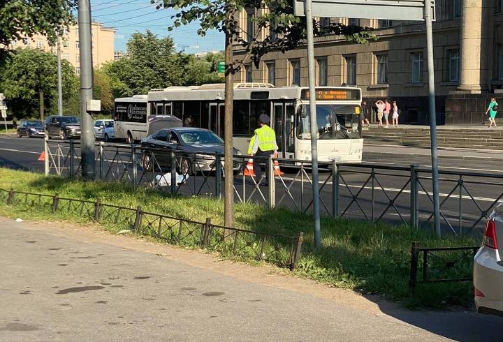 Человек погиб под колёсами «легковушки» в Московском районе Петербурга