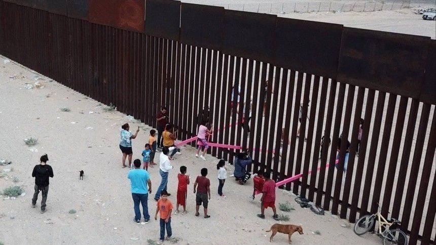 «Он разрушает нашу страну»: Трамп обрушился на Байдена у стены на границе с Мексикой