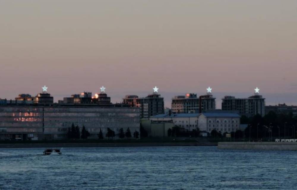 Жители петербургского ЖК просят Смольный остановить демонтаж световых конструкций