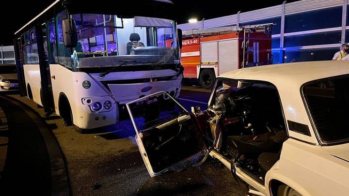 В Сочи "семерка" подрезала автобус, пострадал ребенок