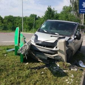 В Запорожье водитель влетел в столб и покинул место ДТП. Фото