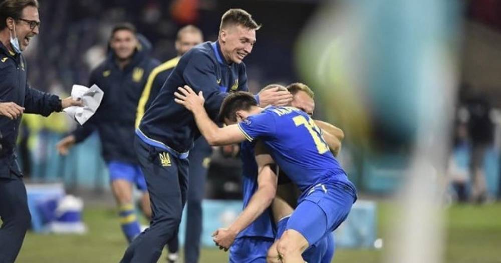 Видеоблог из раздевалки: как сборная Украины праздновала победу над Швецией с болельщиками (видео)