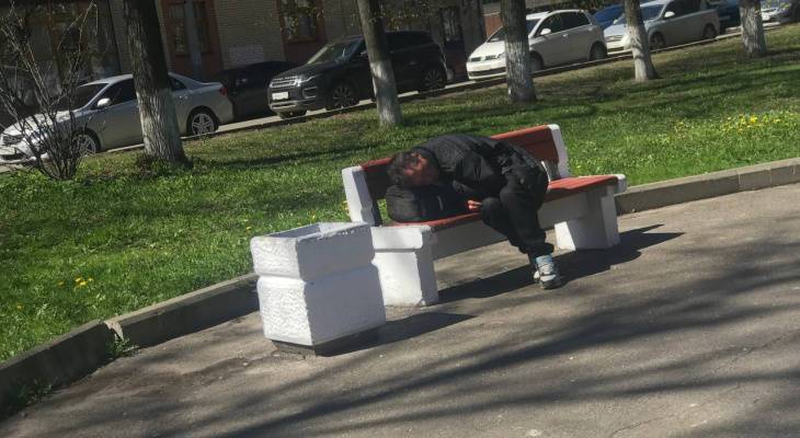 Лежбище бомжей: в Ярославской области детскую площадку заняли бездомные
