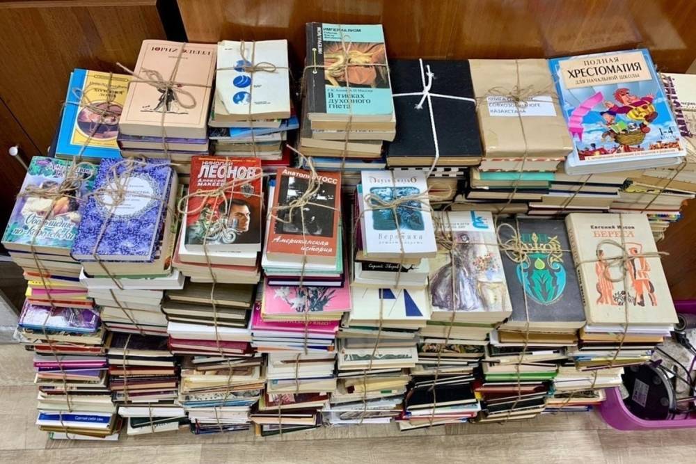 Жители Твери подарили сельчанам несколько сотен книг