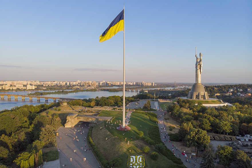Больше 170 млн грн выделят на гигантские флаги ко Дню независимости по Украине (фото)