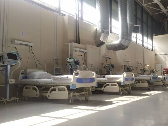 «Нисходящая часть эпидемического подъема»: в Смольном заявили о снижении числа госпитализаций с коронавирусом