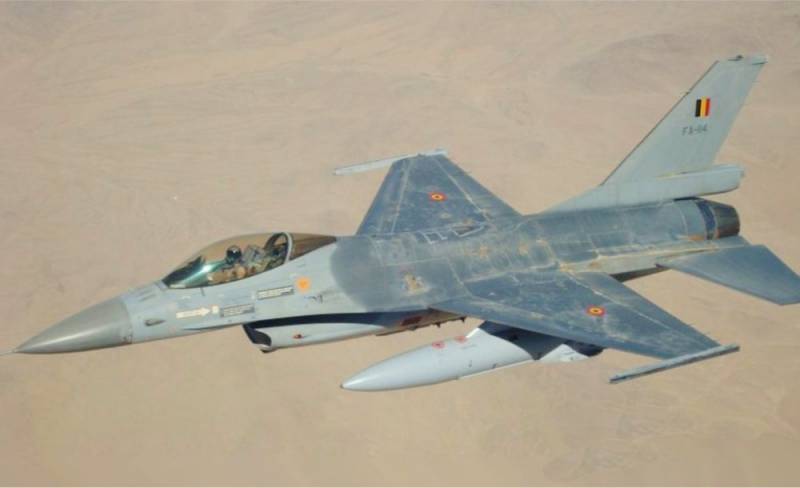 На аэродроме в Нидерландах истребитель F-16 бельгийских ВВС врезался в сооружение