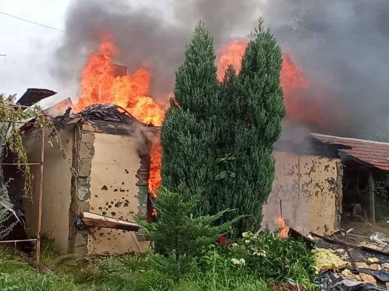 В Авдеевке артиллерия боевиков ударила по жилому району: горят дома