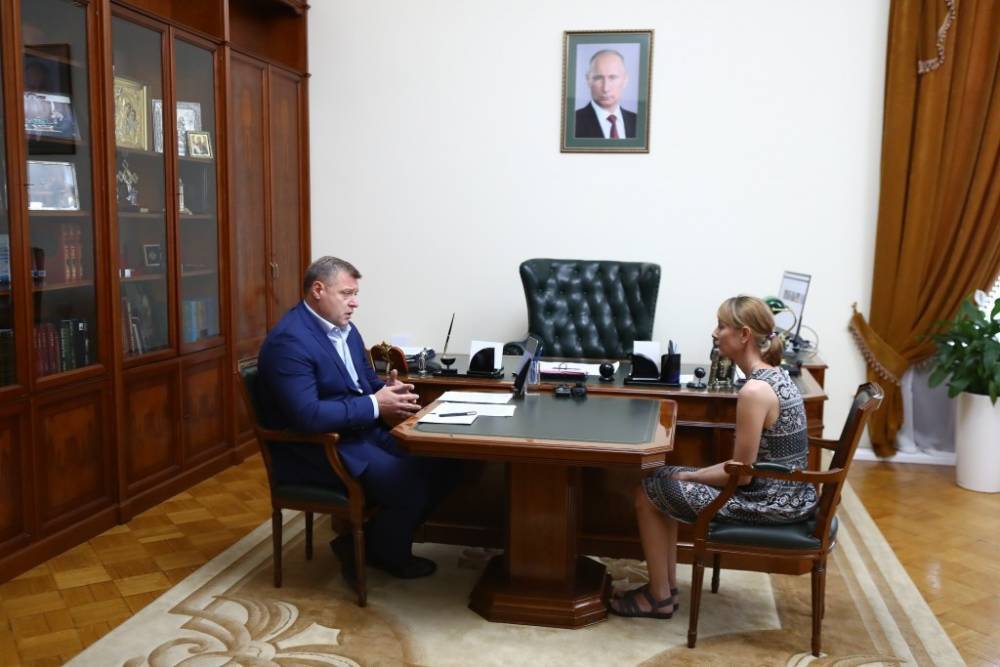 Игорь Бабушкин лично встретился с астраханкой, обратившейся на прямую линию с президентом России