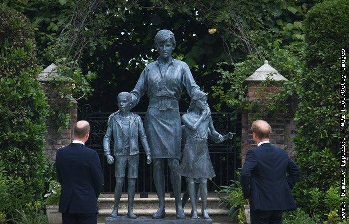 В саду Кенсингтонского дворца открыли памятник принцессе Диане