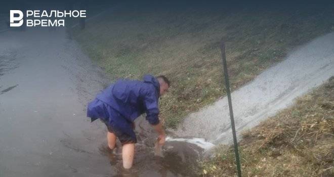 В Казани после сильного дождя ливневки очищают от мусора и травы