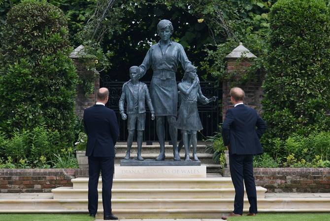 Открытие памятника принцессе Диане посетили ее сыновья, подруга, брат и сестры