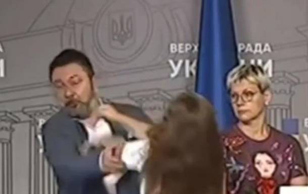 В Раде женщина ударила нардепа Потураева кулаком в челюстьГлавные новости и события Украины и мира от редакции газеты и сайта РЕАЛ.