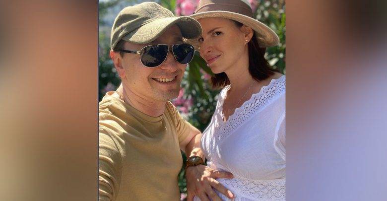 Безруков фотографией с беременной женой намекнул, что станет отцом в пятый раз
