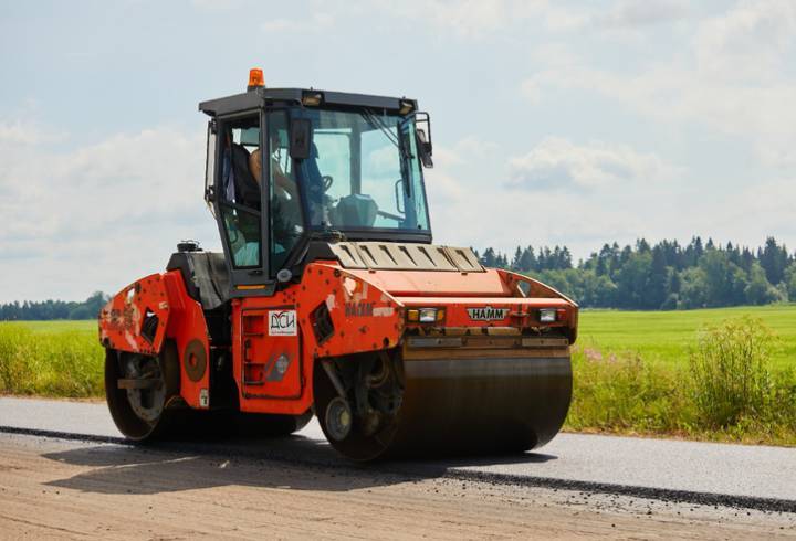 Тяжёлая техника была задействована при ремонте дороги в Тосненском районе