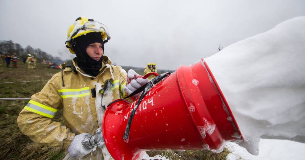 В Калининграде 10 пожарных тушили горящий катер