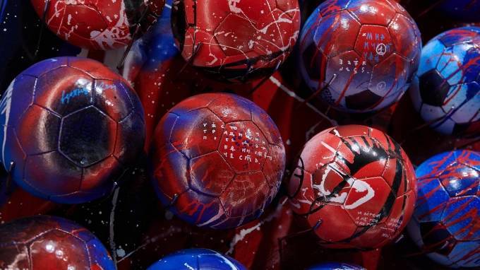 На улицах 11 городов Европы спрячут мячи от Покраса Лампаса