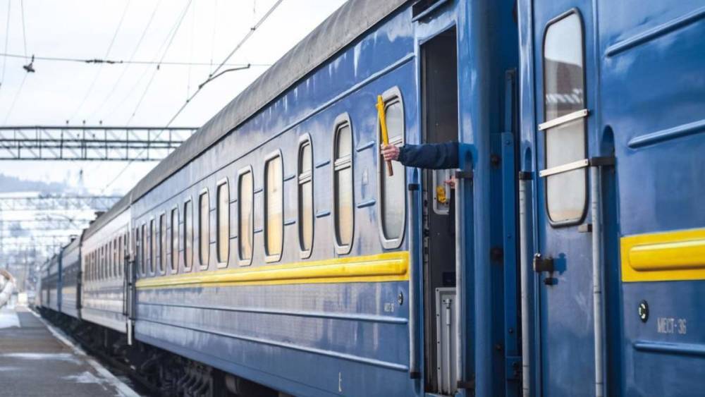 Под Киевом сошел с рельсов поезд: задерживаются больше 10 рейсов