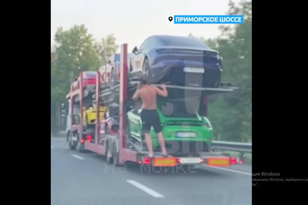 Петербуржец с ветерком прокатился на грузовике, который вез новые гоночные машины в автосалон