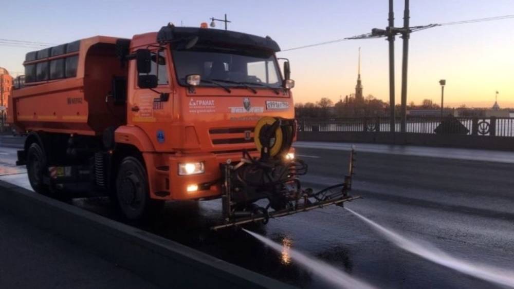 В Петербурге усилят полив дорожных покрытий из-за аномальной жары