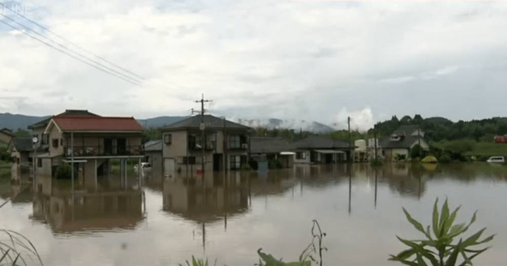Потоп в Японии: власти заявили об угрозе для 240 тысяч человек (фото, видео)