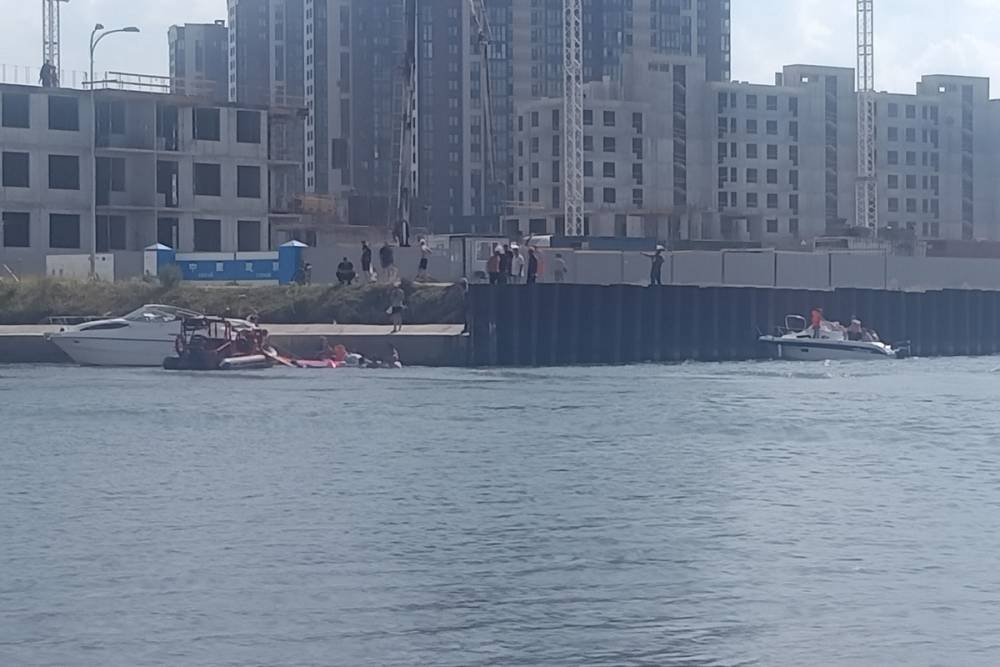 Моторная лодка с детьми влетела в опору моста Кадырова и перевернулась